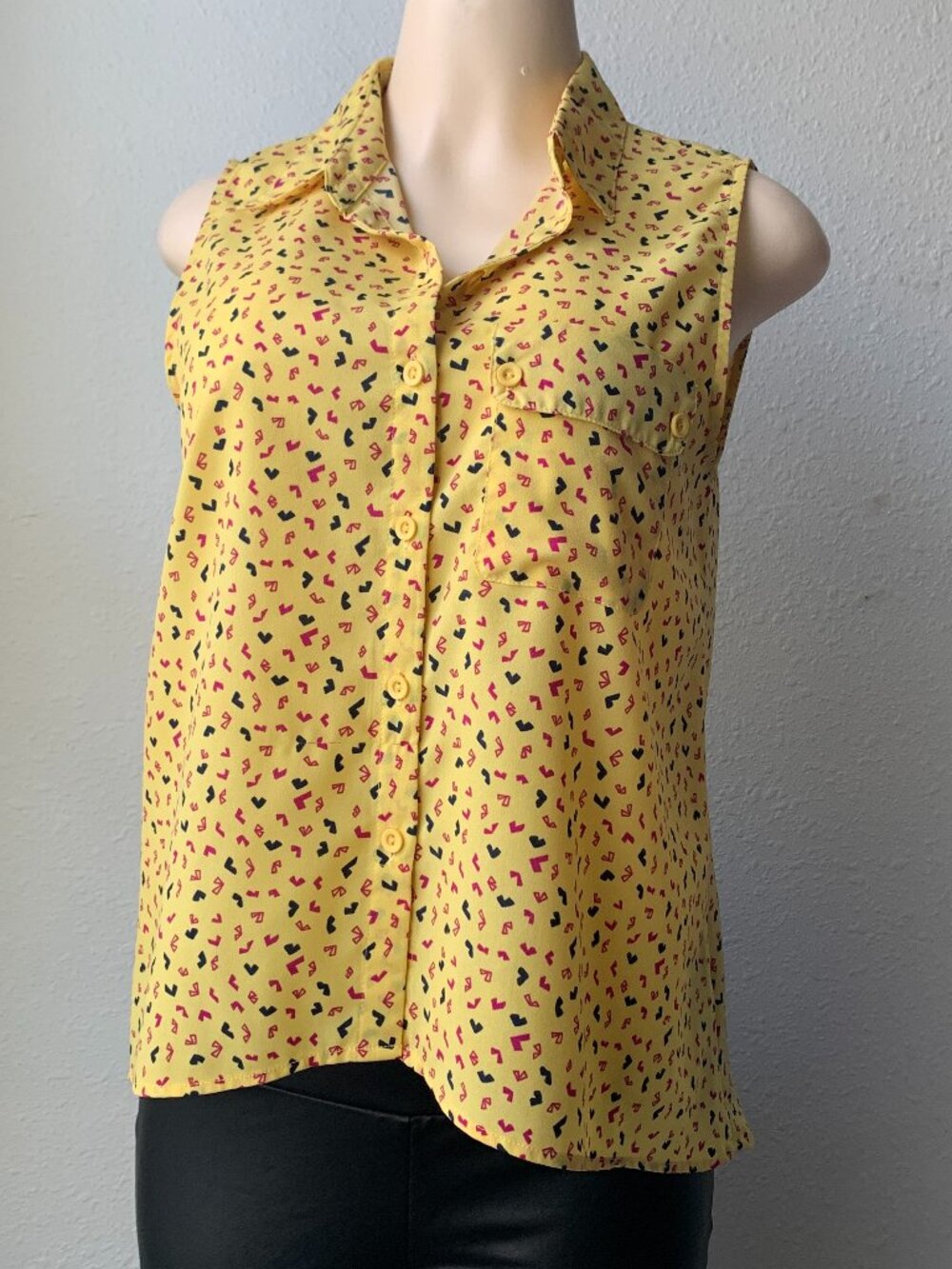 Timing Yellow Geometric Heart Print Sleeveless Button Down Blouse Top Small